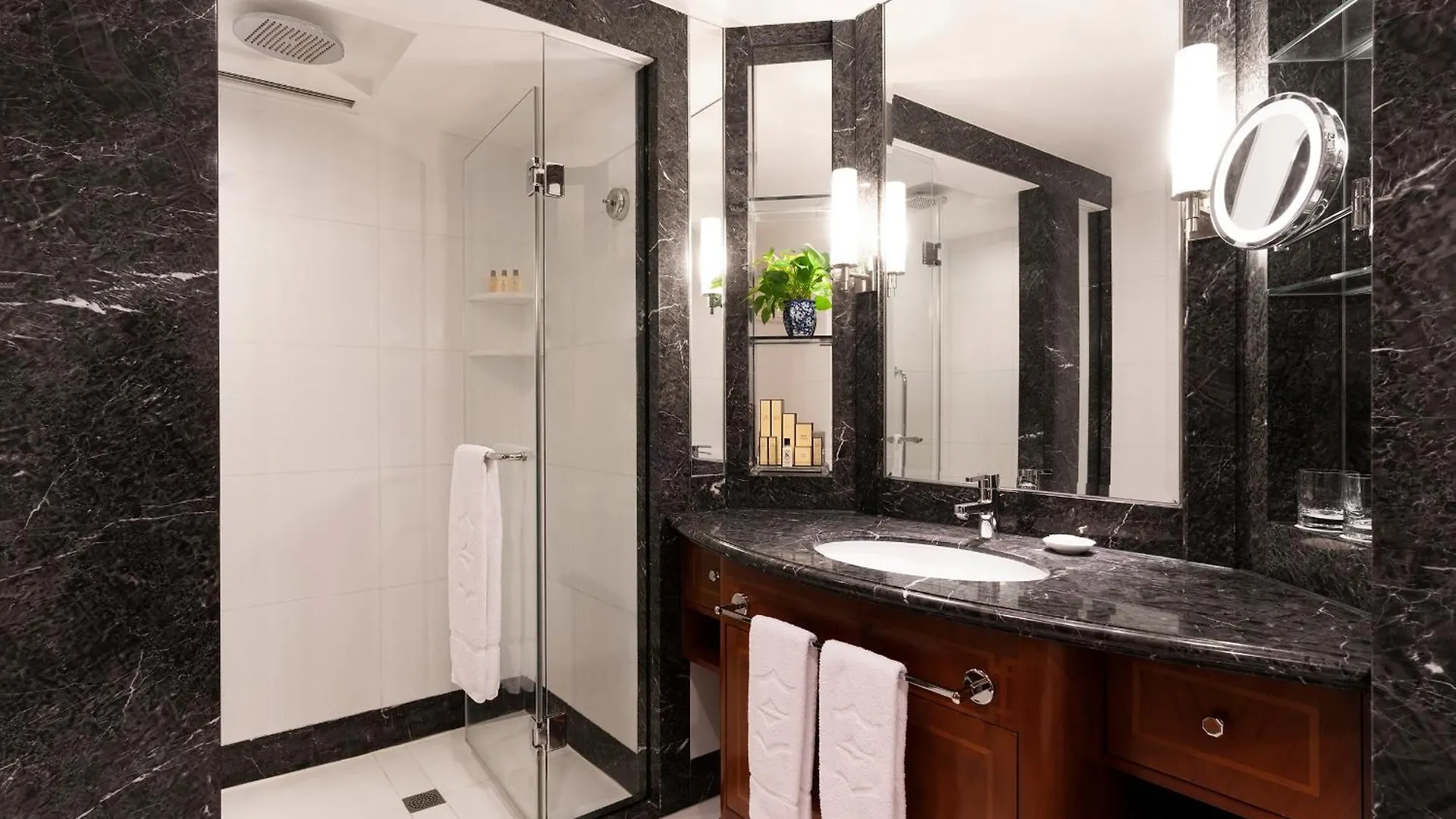 ***** Otel Kowloon Shangri-La, Hong Kong Çin
