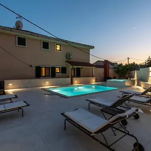  Apartment Lavandula With Heated Swimming Pool Kroatien